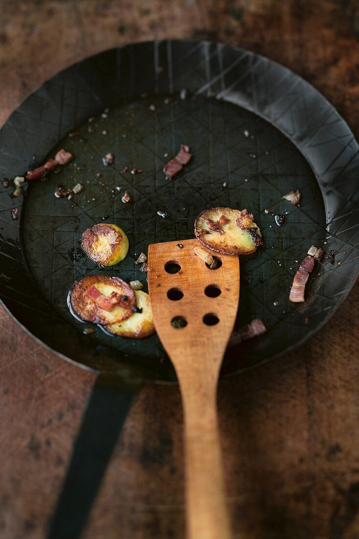 Bratpfanne mit Bratkartoffelresten