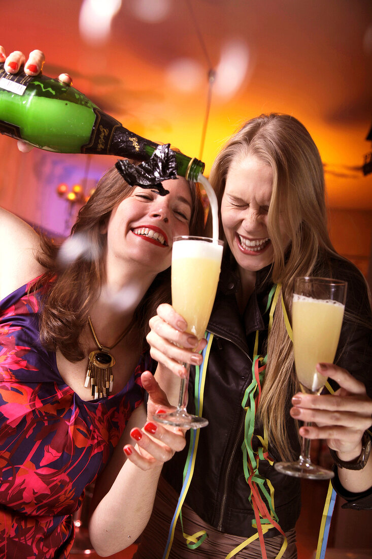 Zwei Frauen feiern Silvester mit Champagner