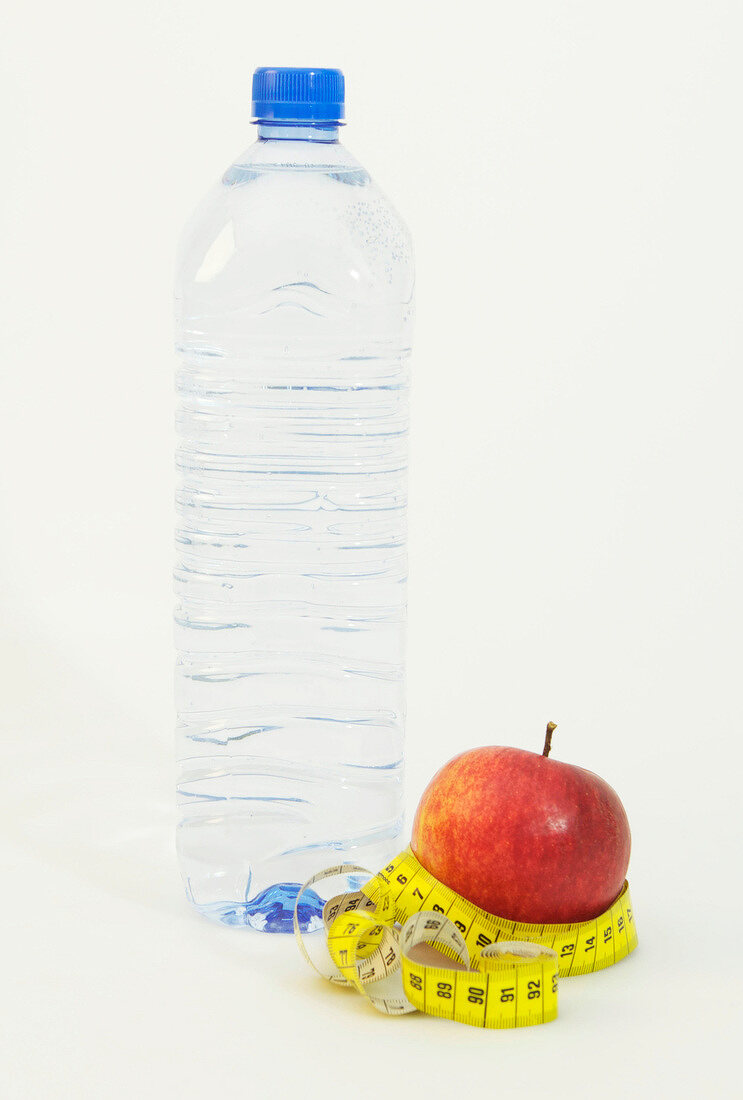 Symbolbild für Diät, Apfel mit Maßband und Flasche Wasser
