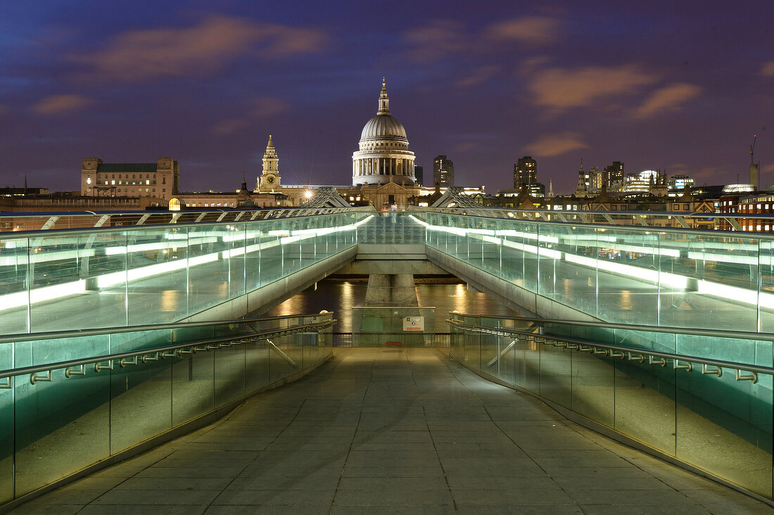 London, Millennium Bridge, Tate Modern, St Paul's Cathedral