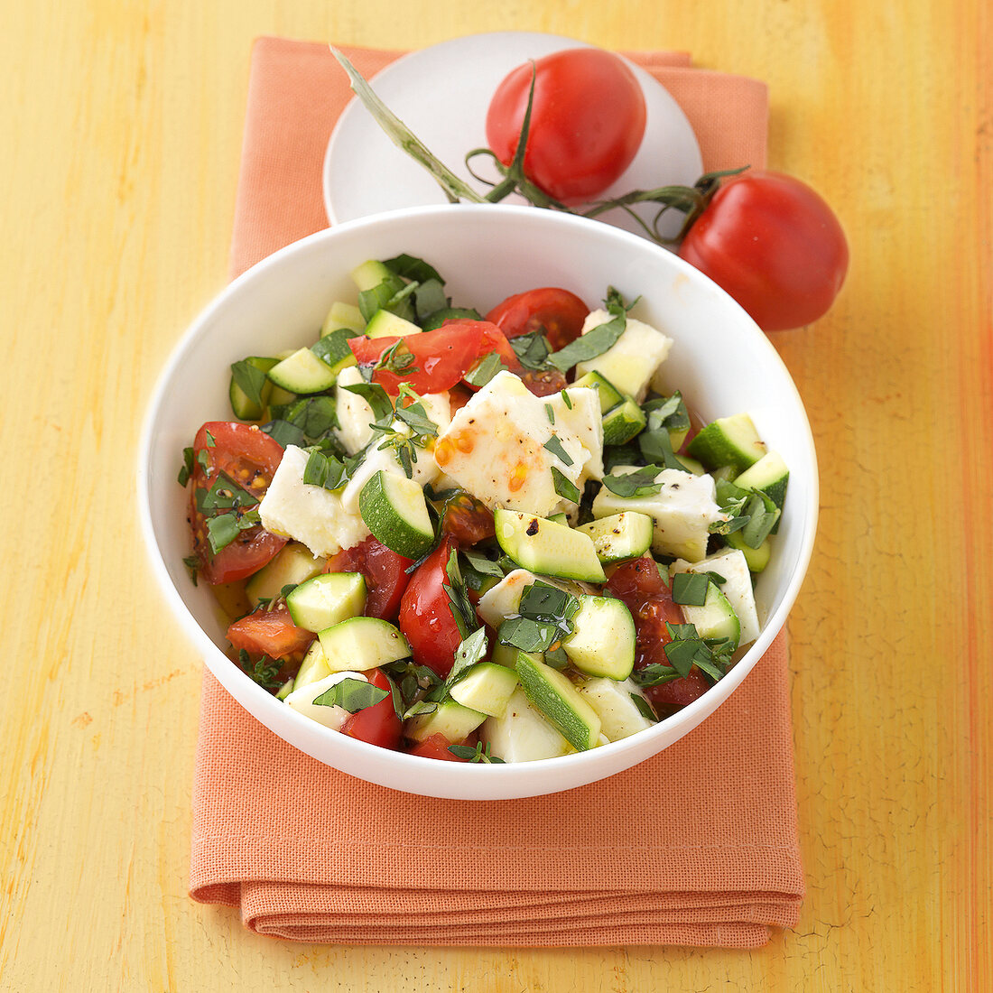 Ernährung für Vielbeschäftigte Tomatensalat m Zucchini + Mozzarella