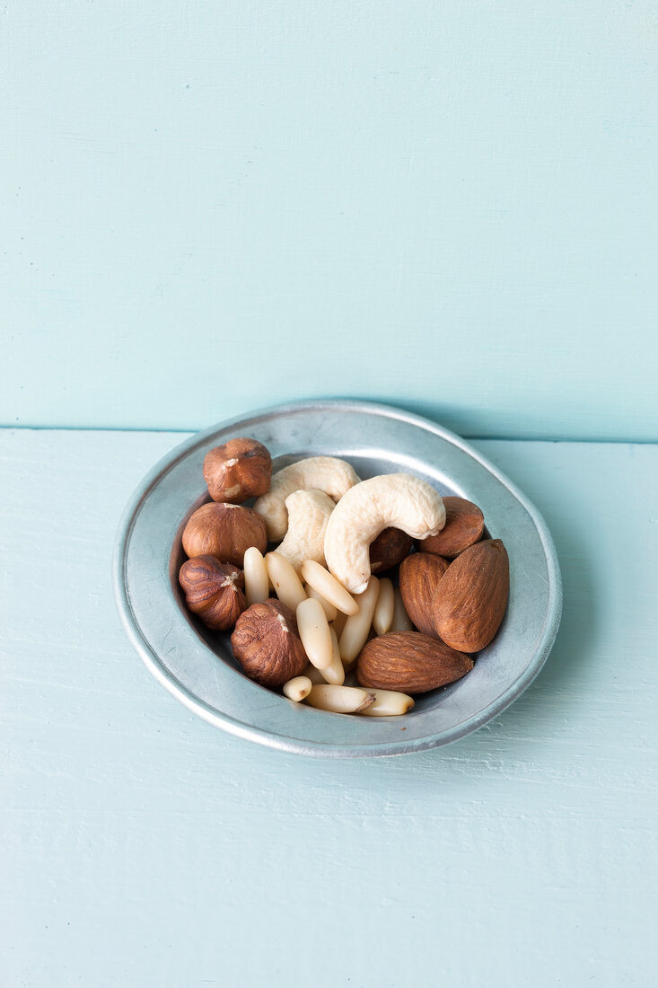 vegetarische Genussrezepte, Teller mit verschiedenen Nüssen