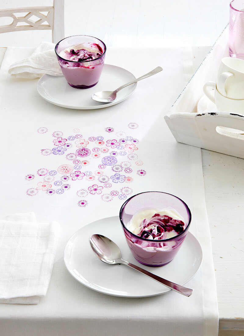 Tischdecke, bestempelt, Süßspeise im Glas, rosa, pink, violett, lila