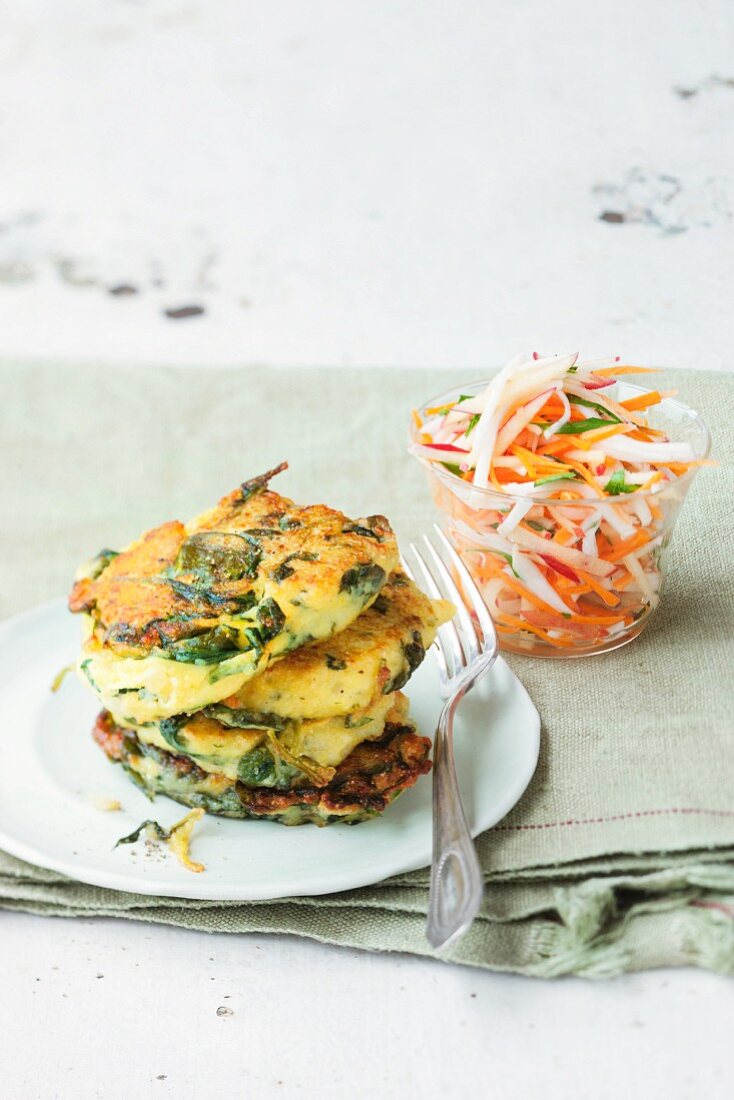 Quarkpuffer mit Blattspinat & Rohkostsalat