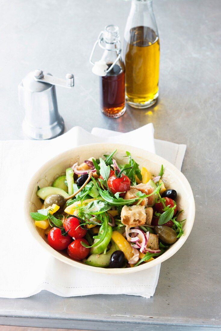 Brotsalat mit Tomaten, Gurken, Paprika & Kapernäpfel (Italien)