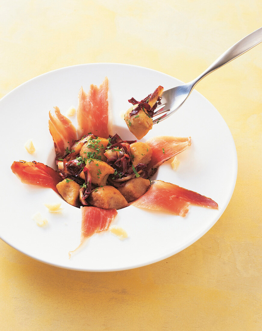 Teigwaren, Brot-Gnocchi mit Radicchio Trevisano