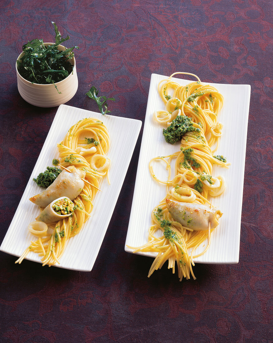 Teigwaren, Spaghetti mit Rucolapesto und gefüllte Calamaretti