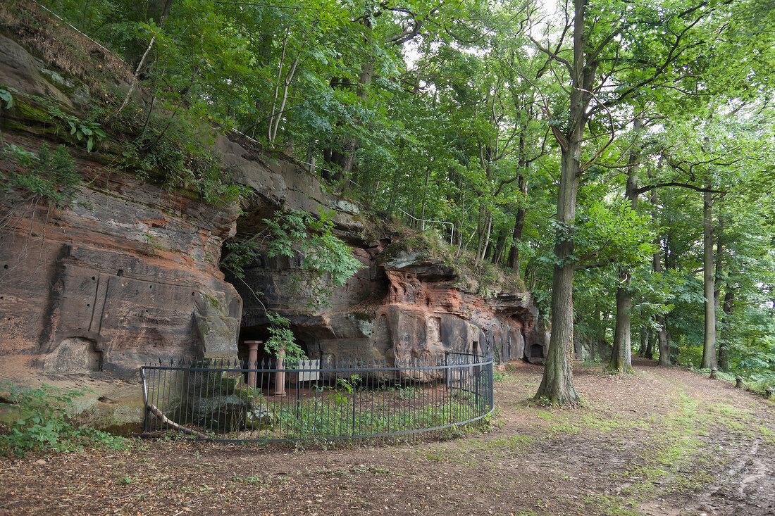 Saarland, Saarbrücken, am Halberg, Mithrashöhle, Zaun