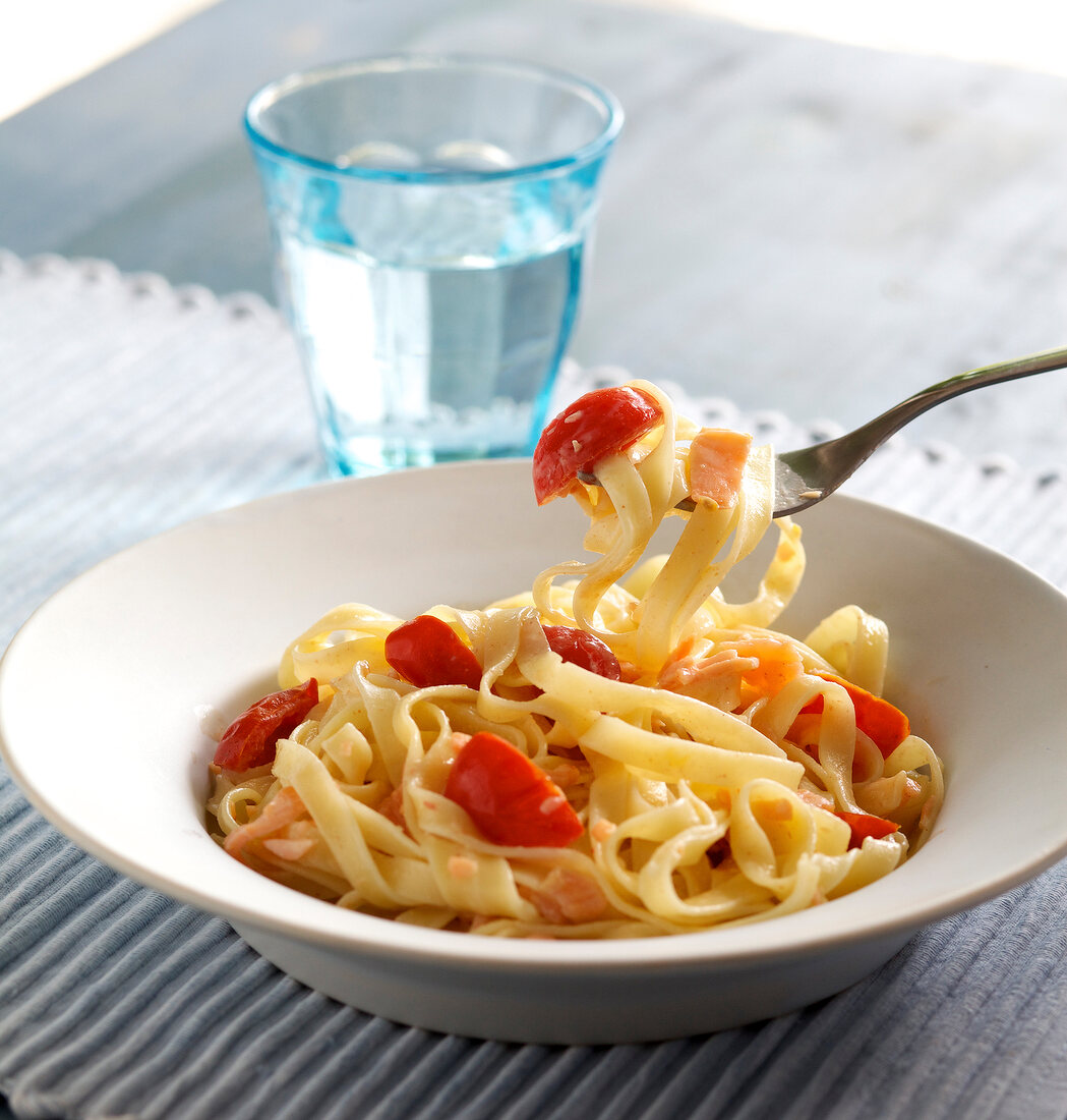 Kochkurs, Pasta mit Lachs-Toma ten-Sahne