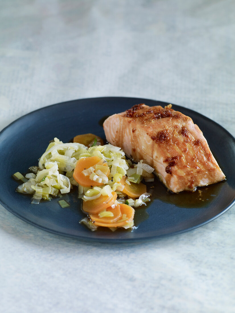 Kochen für zwei, Asia-Lachs mit Lauchgemüse