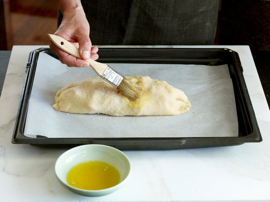 Kochen für zwei, Strudel mit Butter bestreichen, Step 3