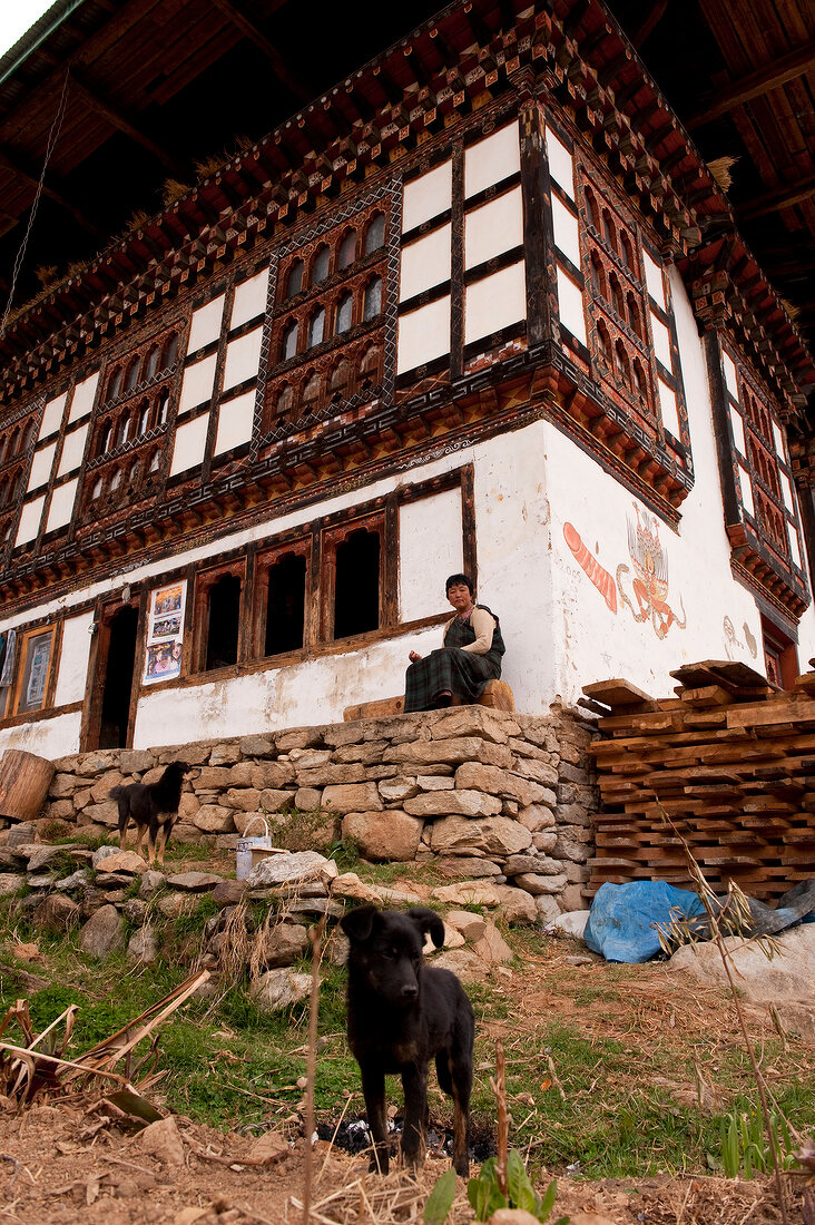 Bhutan, Verkäufer vor Eingang zum al ten Drukoyel Dzong bei Paro