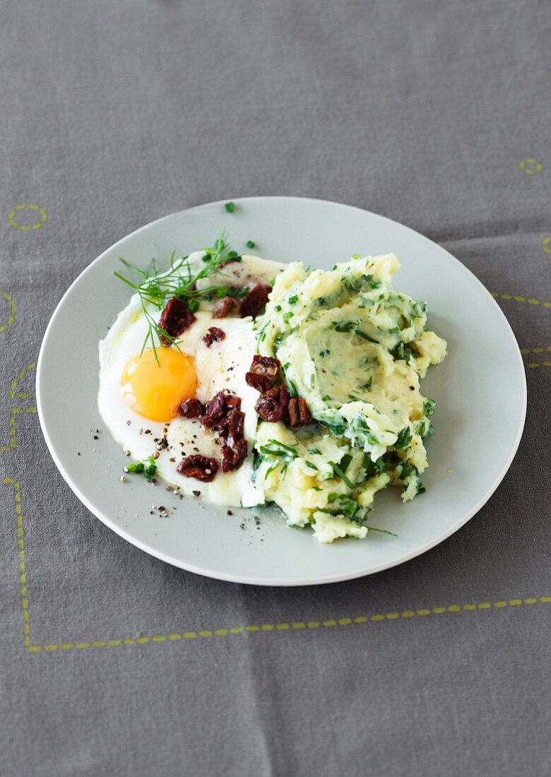 Kartoffelpüree mit Kräutern, Spiegelei & getrockneten Tomaten