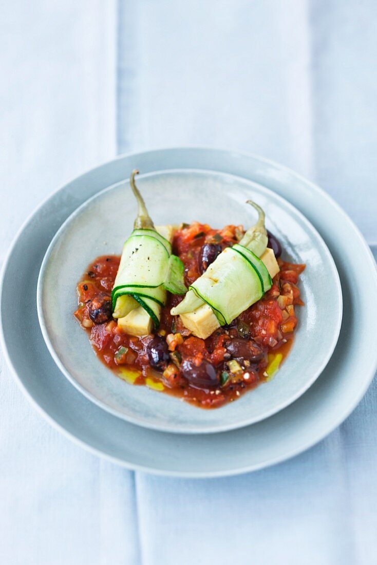 Tofupäckchen im Zucchinimantel auf Tomatengemüse mit Oliven