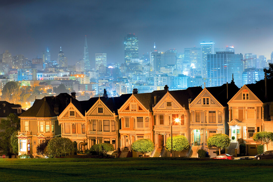 Alamo Square Postcard Row and San Francisco skyline, San Francisco, California, USA