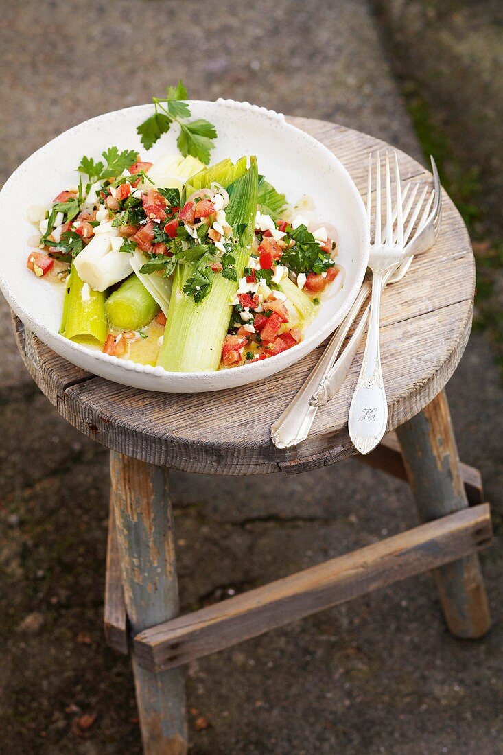 Gedünsteter Lauch mit Tomaten-Vinaigrette & Eiern