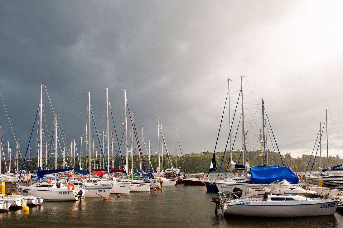 Polen: Ermland-Masuren, Mikolajki, Masurische Seenplatte, Yachthafen