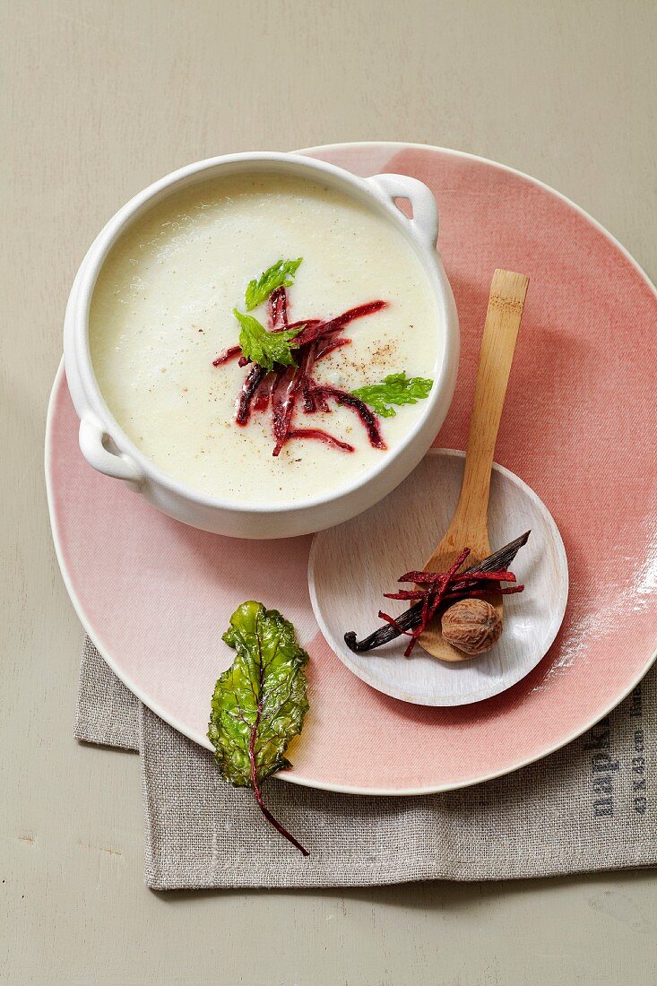 Cream of black salsify soup with vanilla and nutmeg
