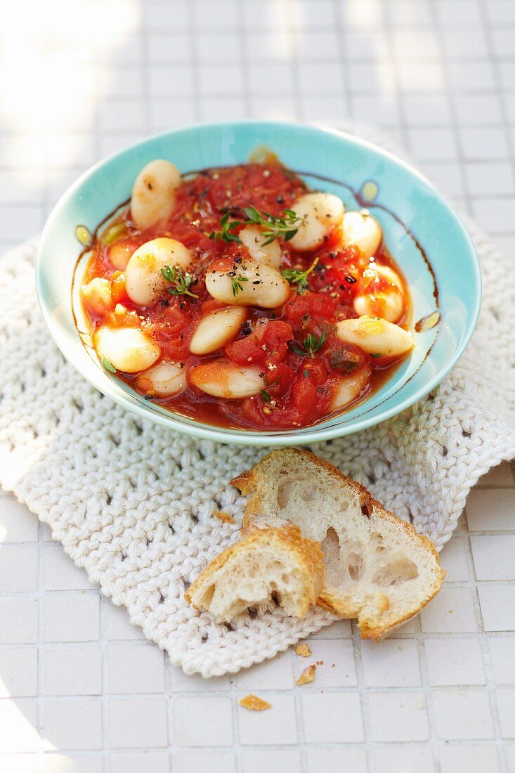 White beans in tomato sauce