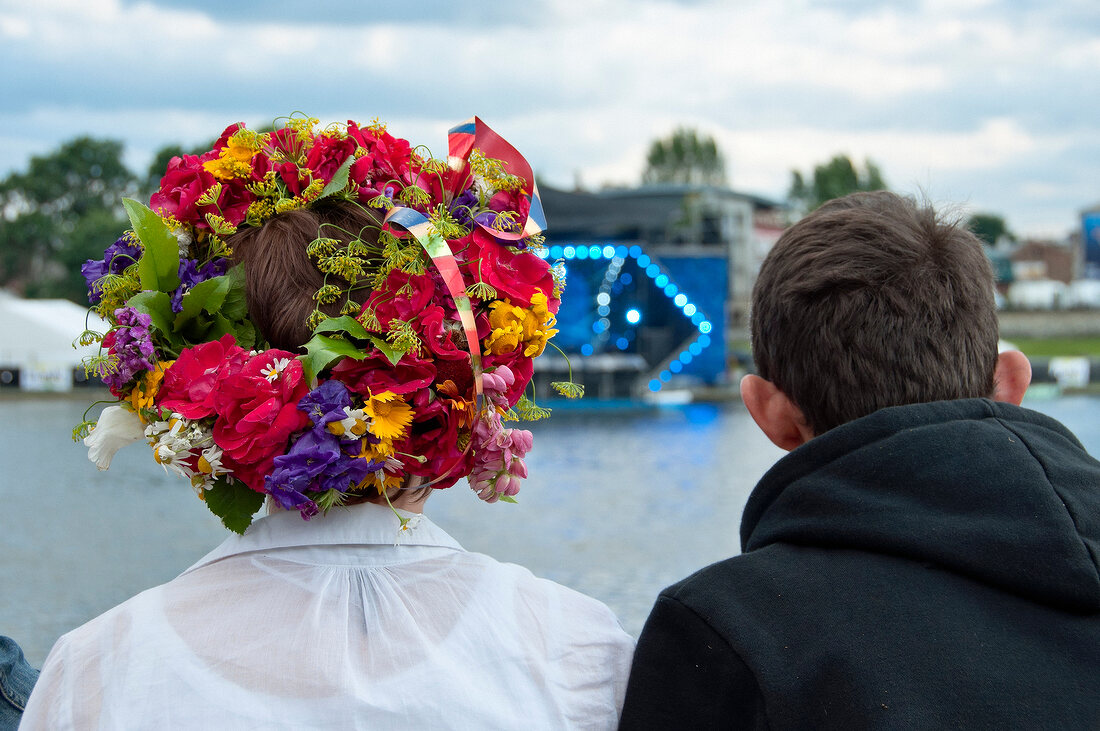 Polen: Krakau, Weichsel, Mittsommer, Frau mit Blumenkranz