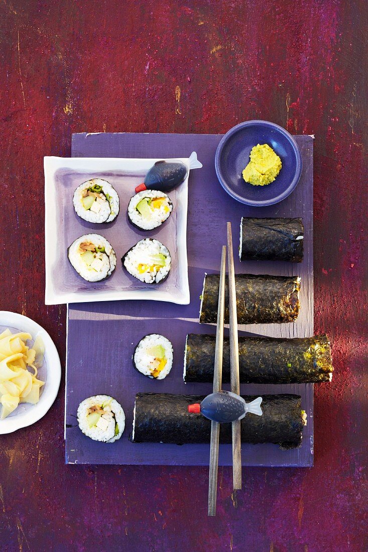 Vegetarische Sushi mit Gurke, Avocado, Kürbis & Frischkäse