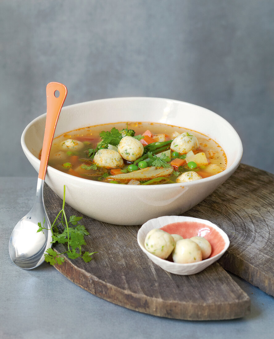 Vegetarisch, Gemüsesuppe mit Grießnocken