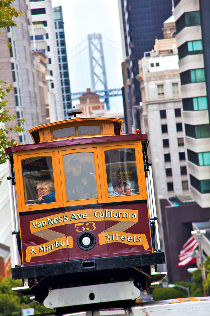 Cable Car, San Francisco fährt auf Bay Bridge zu