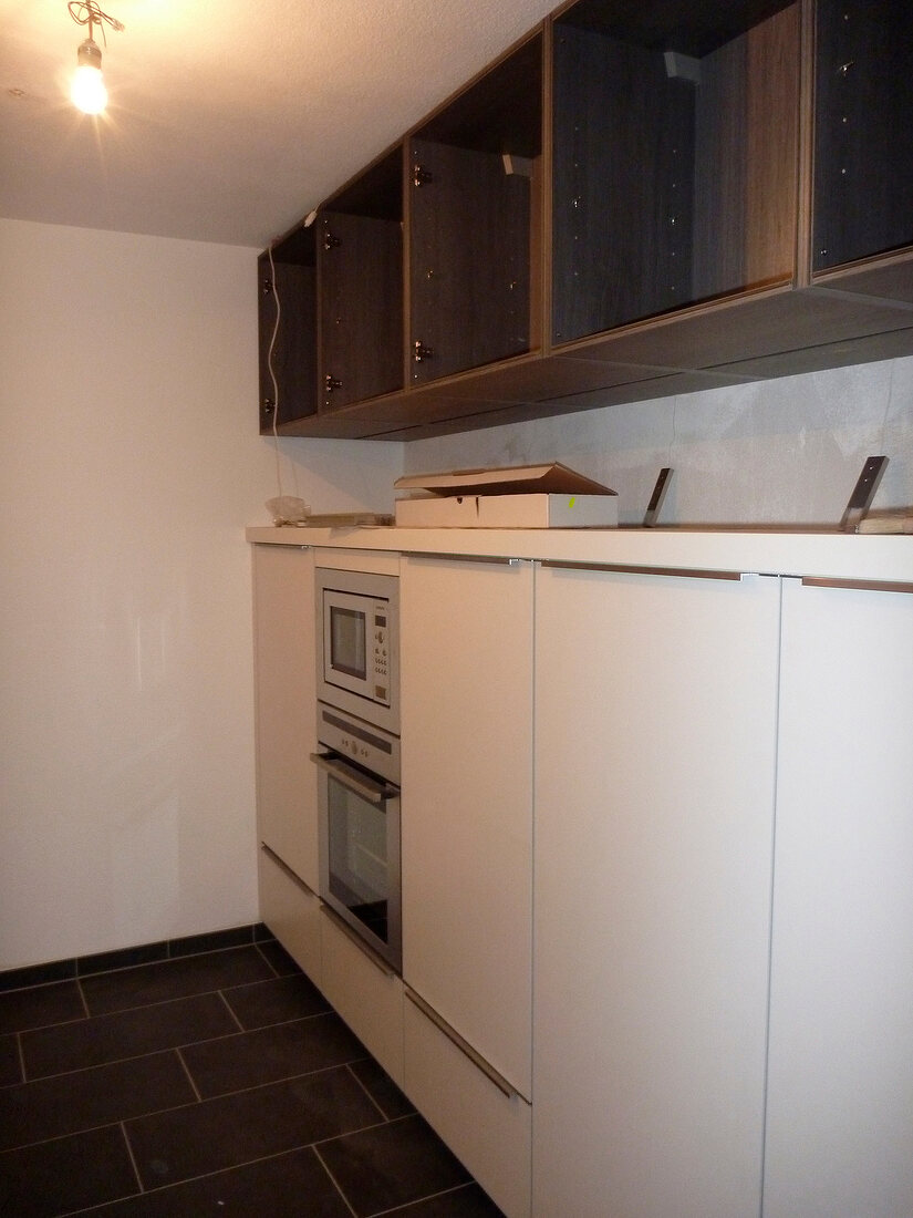 Küchenaufbau: Oberschränke und Mikrowelle
