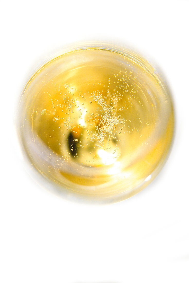Glas Sekt, von oben, sprudelnd gelb