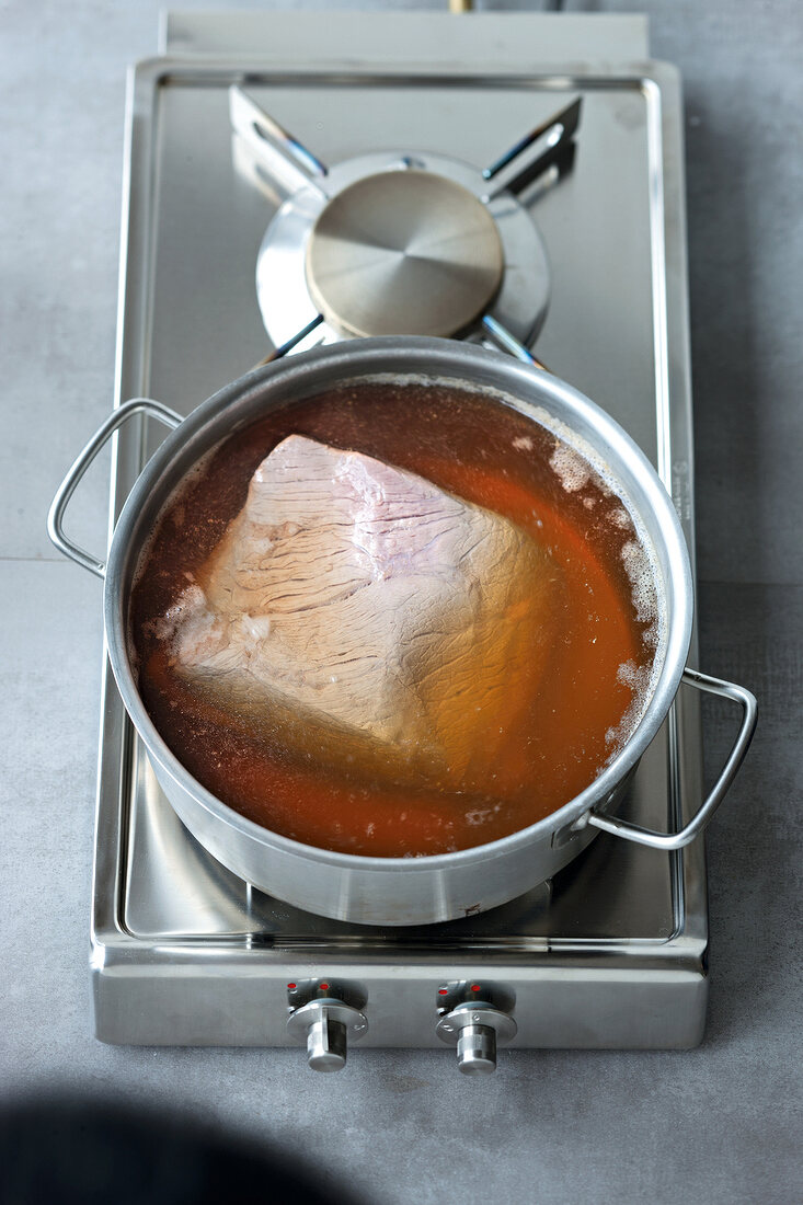 Tafelspitz mit Bratkartoffeln, step 2: Tafelspitz in Brühe kochen