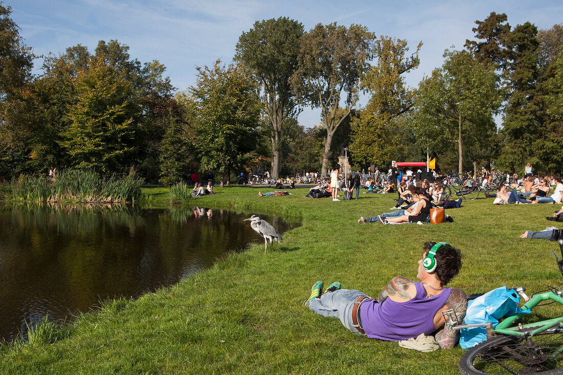 Amsterdam, Oud-Zuid, Vondelpark, Menschen entspannen