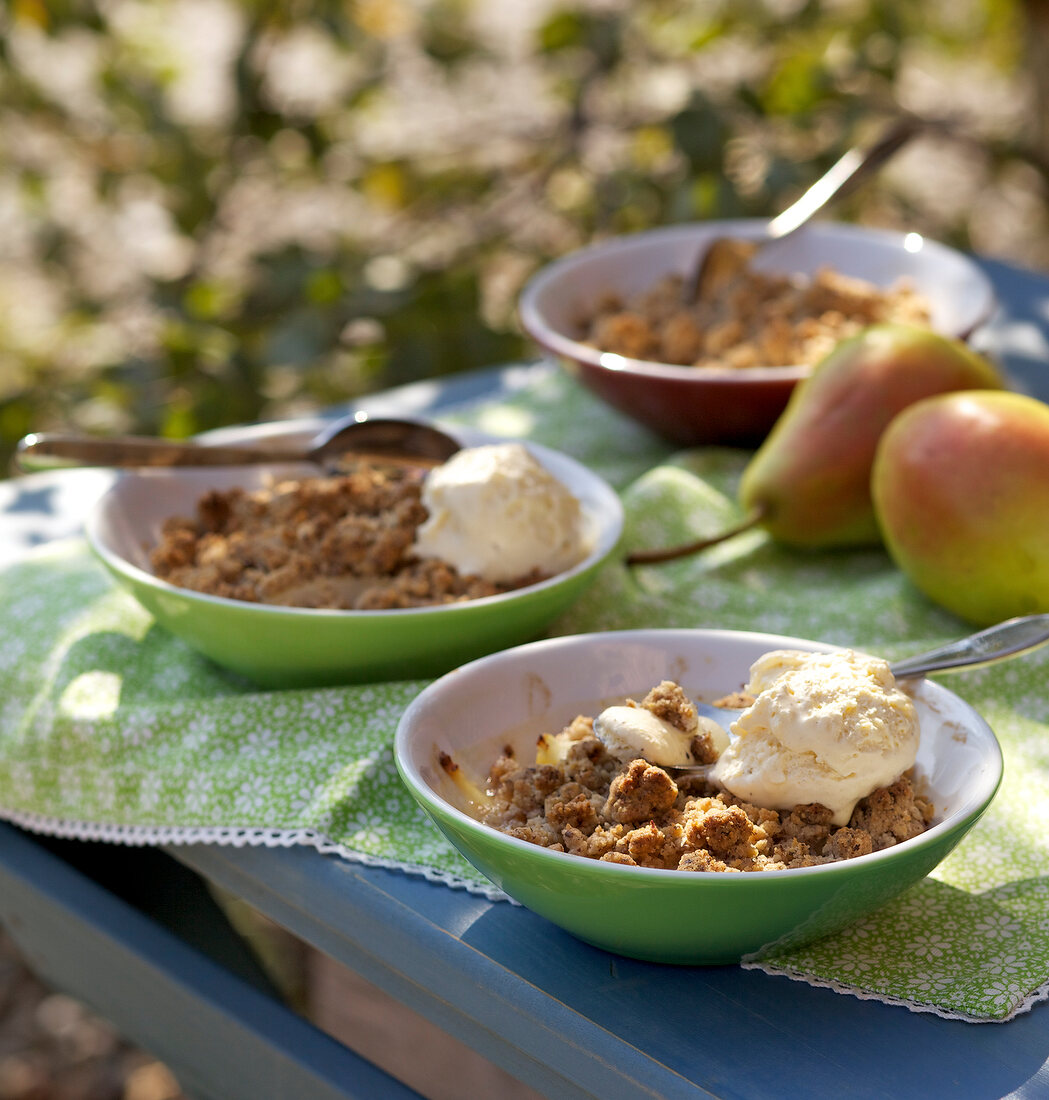 Kochkurs, Birnen Haselnuss Crumble mit Vanilleeis