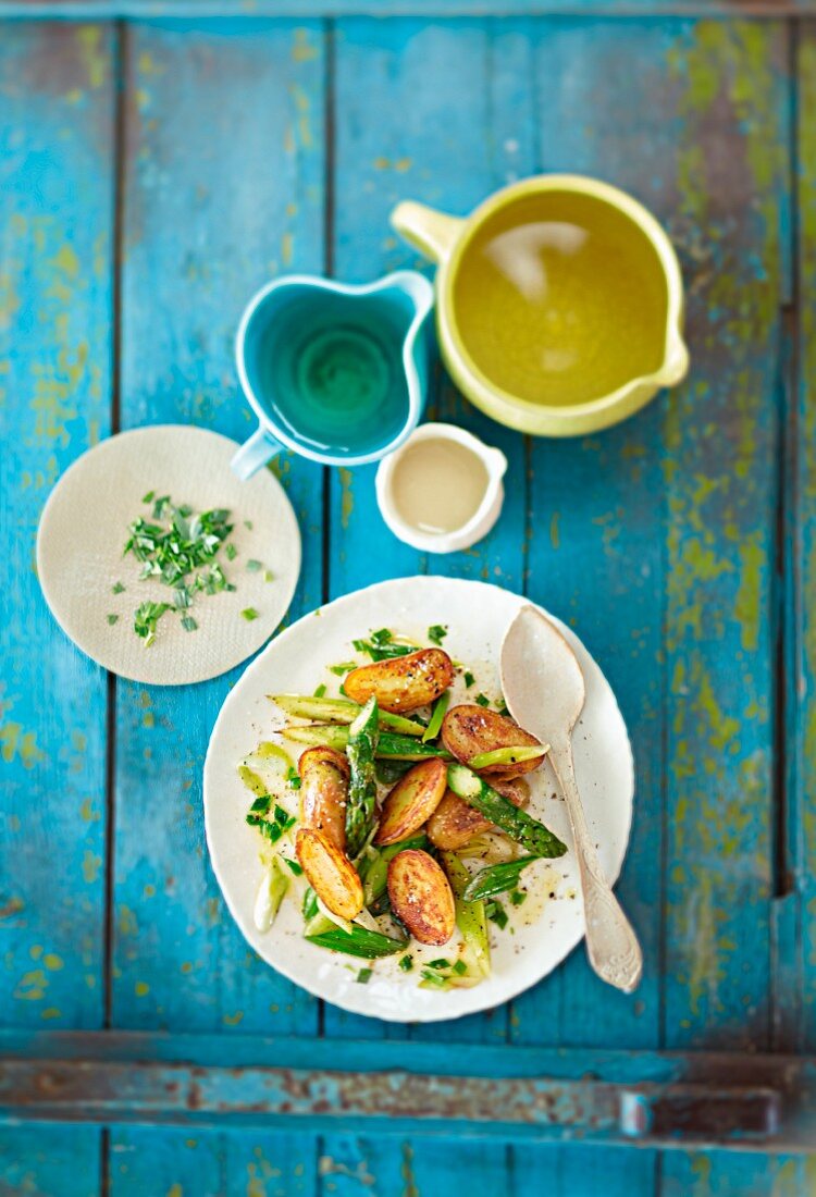 Tarragon potatoes with green asparagus