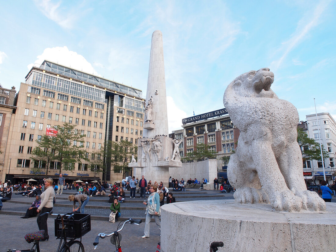 Amsterdam, Dam, Nationalmonument, Löwenfigur, Touristen