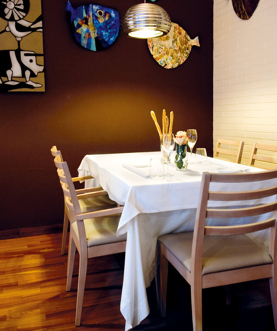 Innenansicht, Restaurant "Alice" Mailand, Tisch, Stühle