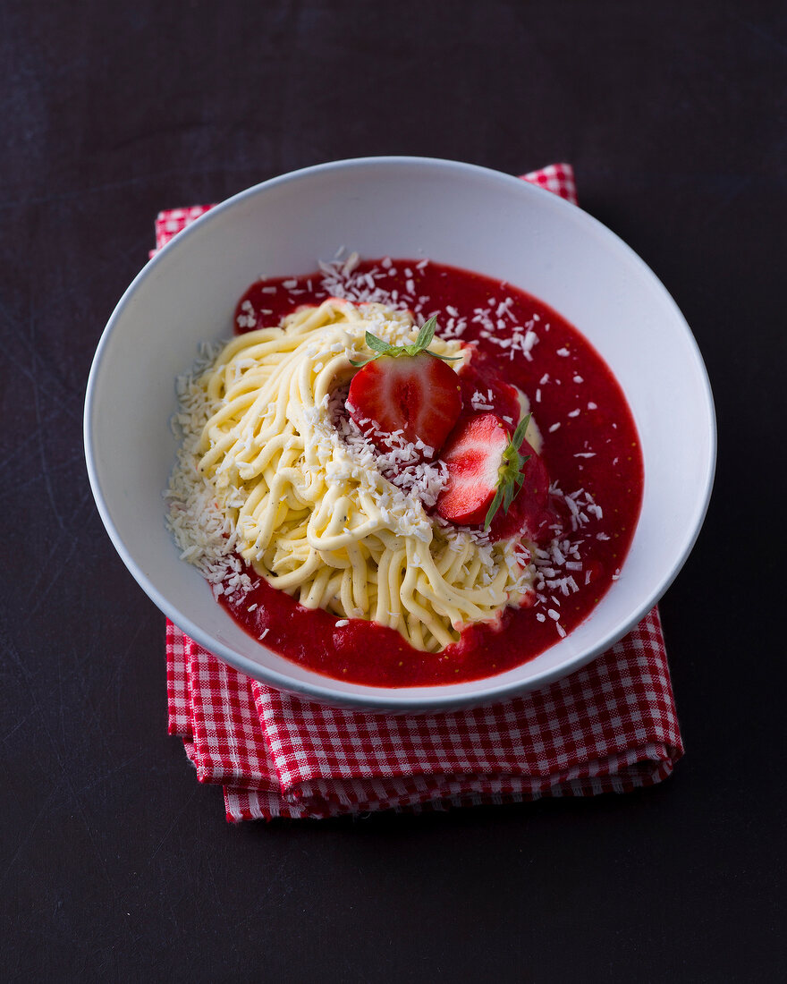 Eis & Sorbets, Spaghetti-Eis mit Erdbeersauce