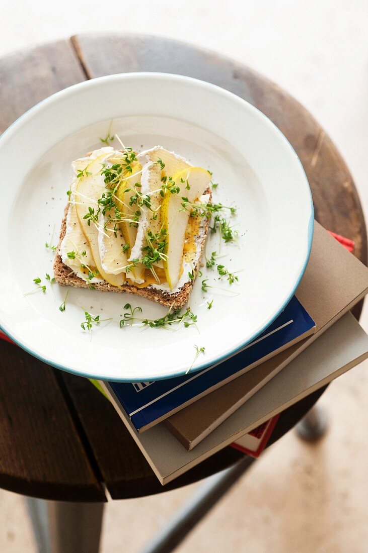 Dinkelbrot mit Birnen, Brie & Kresse