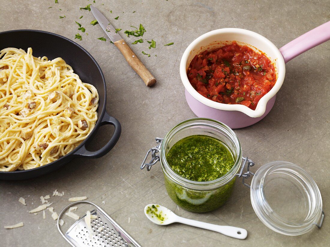 Spaghetti Carbonara daneben Arrabibatasauce und Pesto