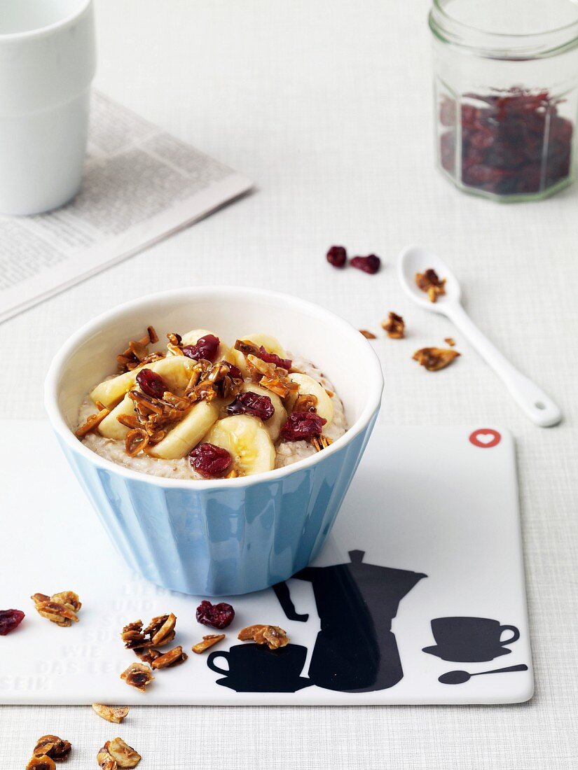 Nut porridge with bananas and raisins