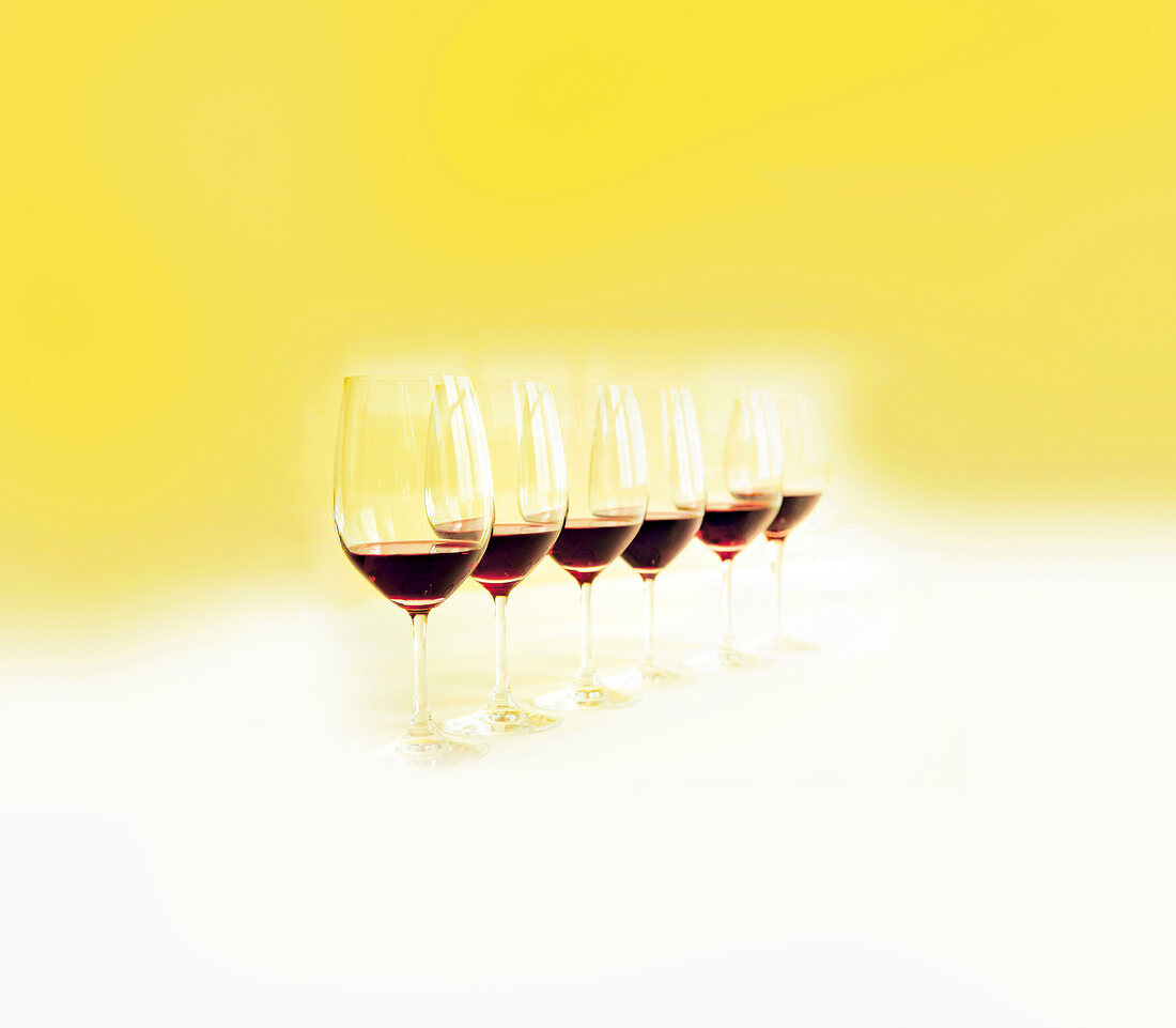Rotwein in Gläsern in einer Reihe 