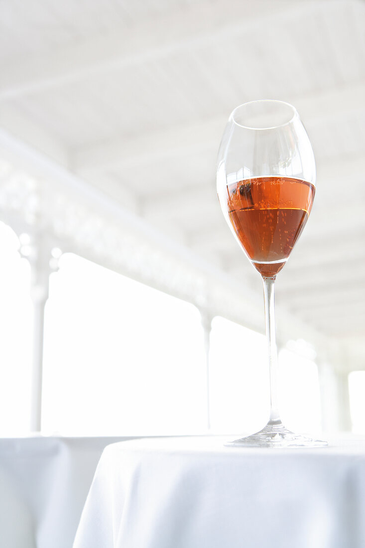 Glas mit Champagner, Rosé brut 