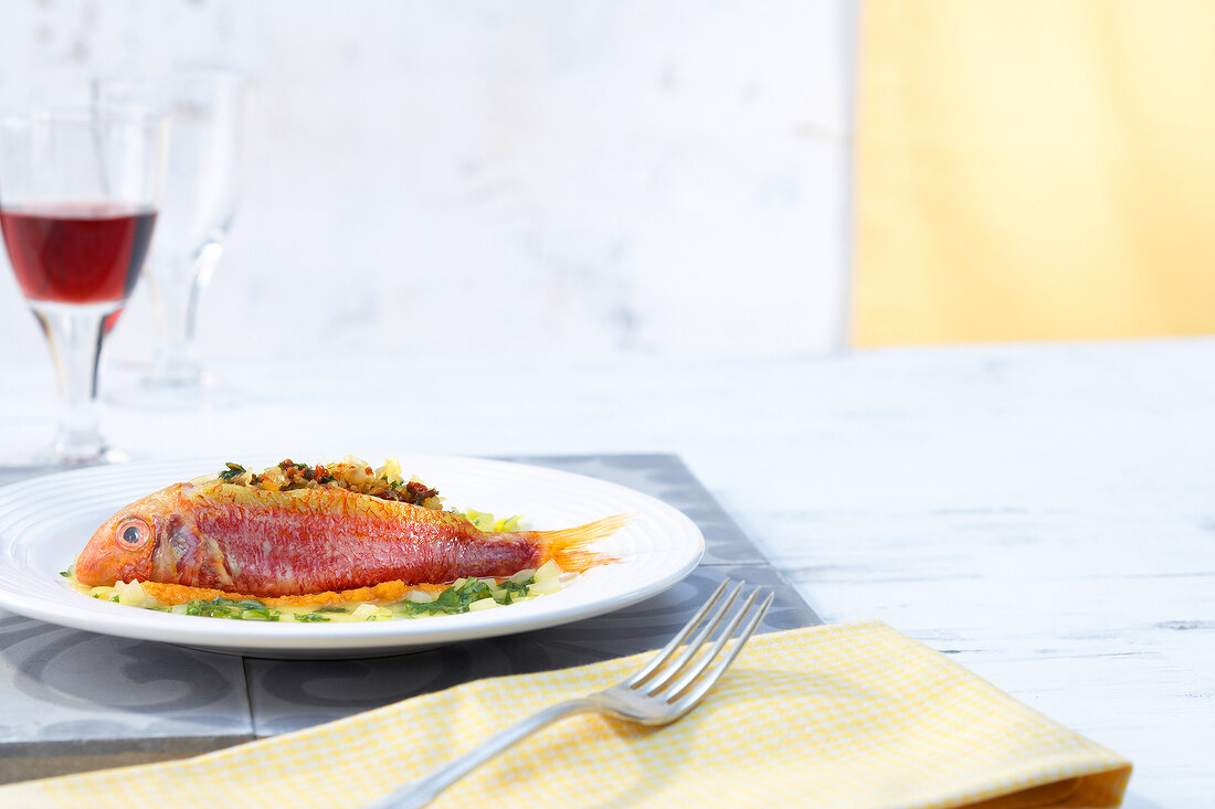 Gefüllte Rotbarbe mit Tomaten-Zwiebel-Püree