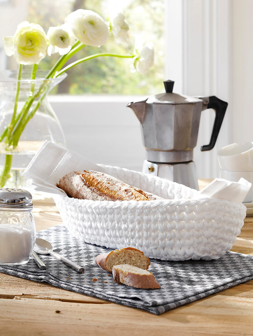 Frühstückstisch, Frühstück, Tisch, gedeckt, Brotkorb, Brot, weiß, weiss