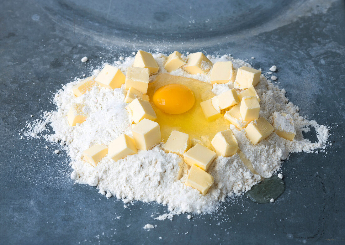 Käsekuchen, Mehl, Butter und Ei häufen, Step 1