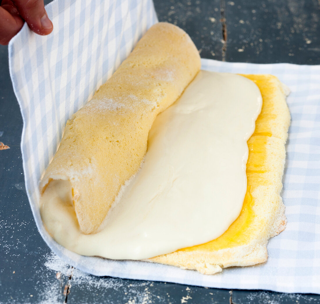 Käsekuchen, Biskuitboden mit Füllung aufrollen, Step 4