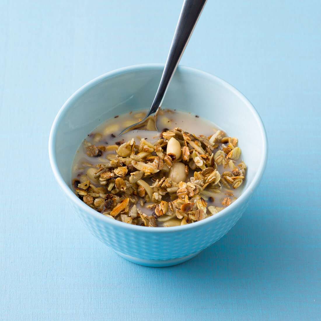 Rostmusli with nuts in bowl