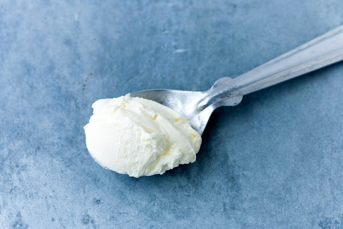 Käsekuchen, Mascarpone auf einem Löffel