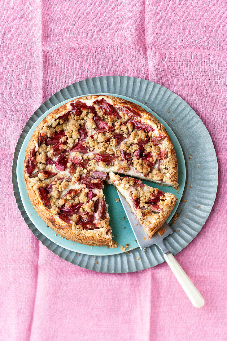 Rhubarb cheesecake with spatula on plate