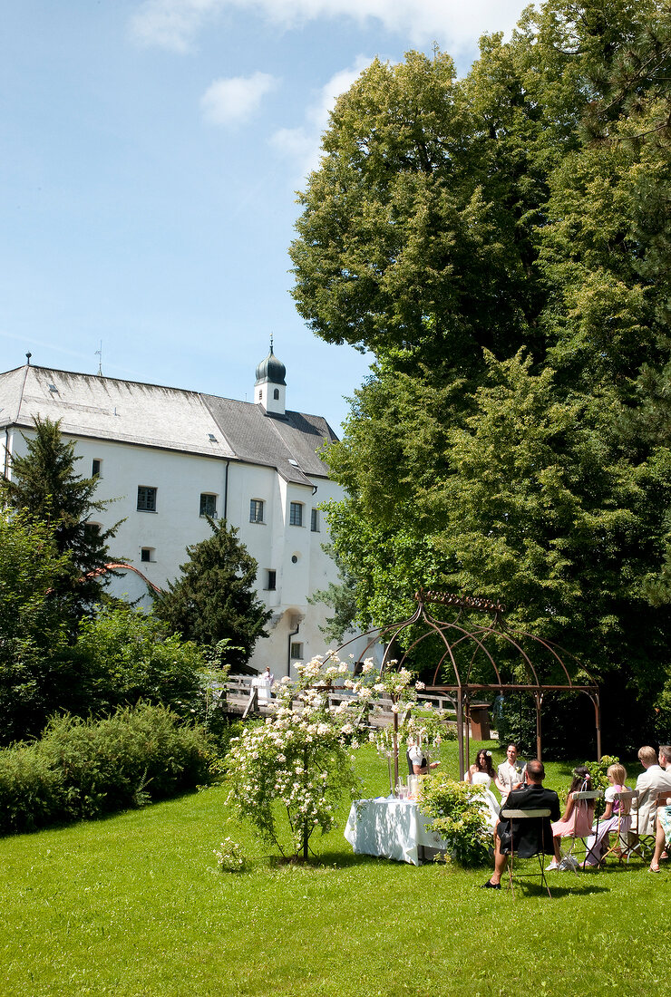 Chiemgau, Bayern, Schloss Amerang, Hochzeitsgesellschaft