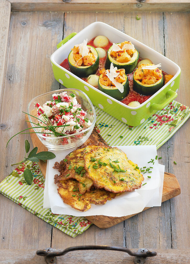 Schlank im Schlaf, Zucchini mit Tomatensauce, Zucchinipuffer